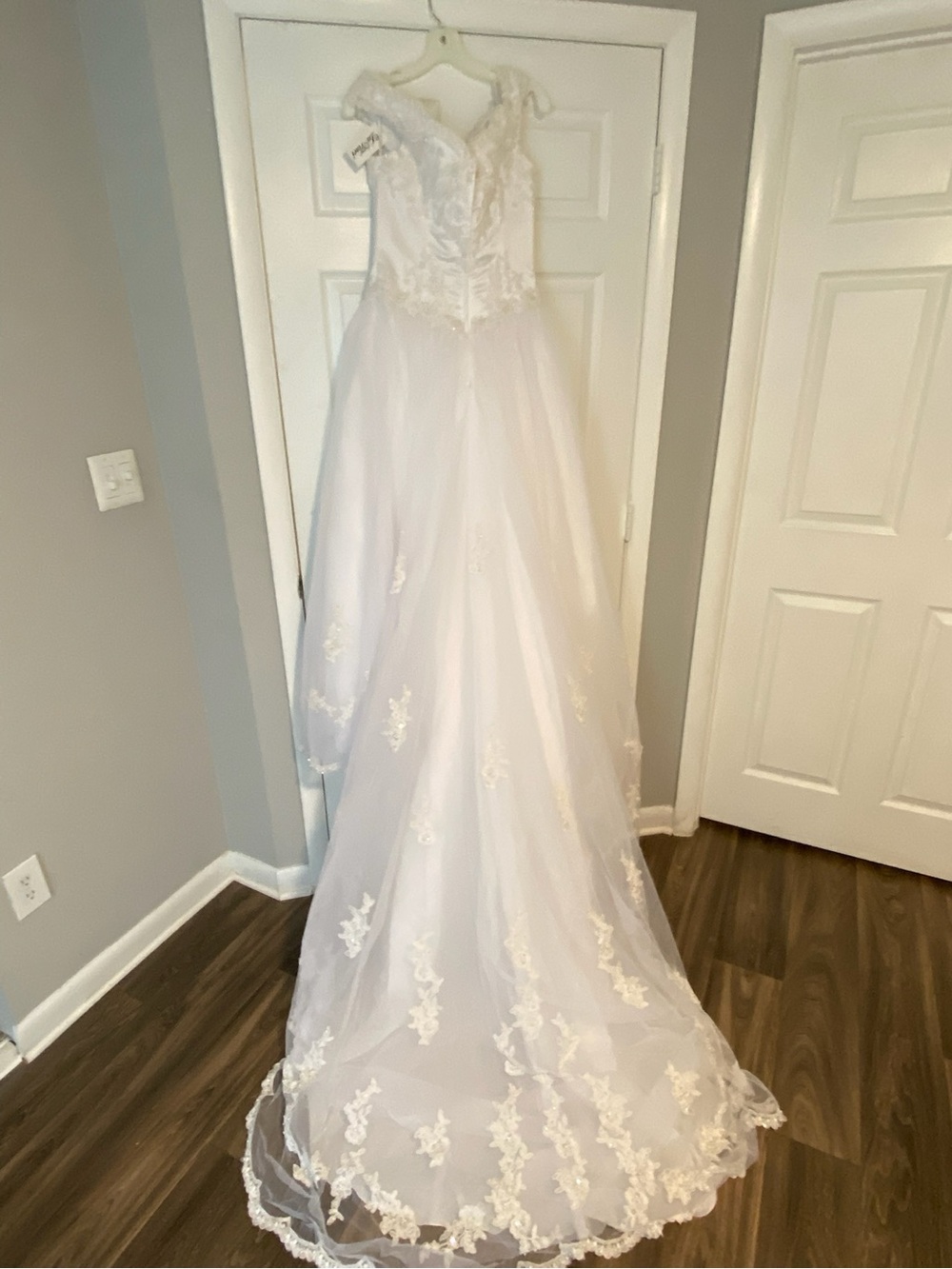 Da Vinci Bridal Wedding Gown – Style 8009 – Size 12 – White/White